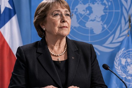 Representación editorial de Michelle Bachelet ante símbolos de Naciones Unidas